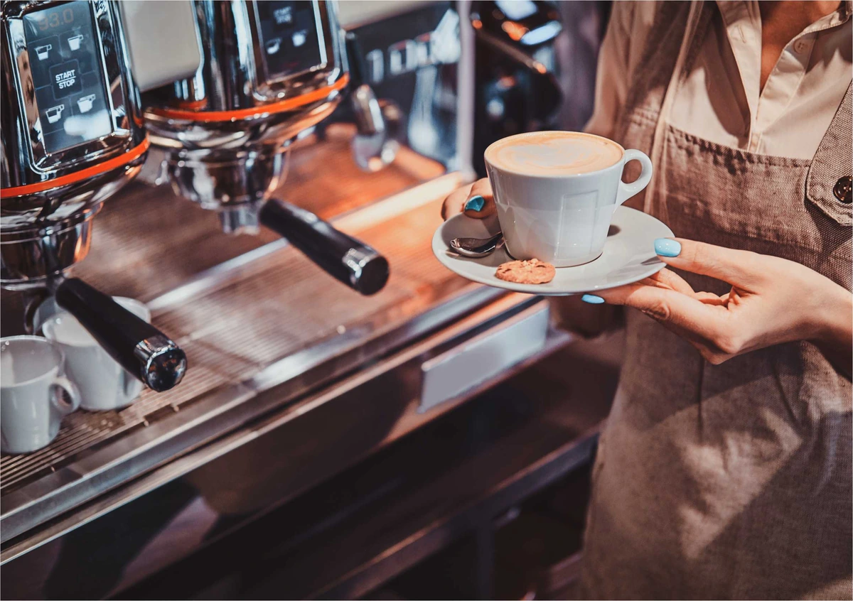 Posluživanje kave uz profesionalni aparat za espresso.